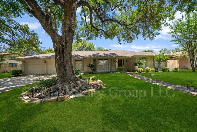 Photo - 425 Crestwind Dr