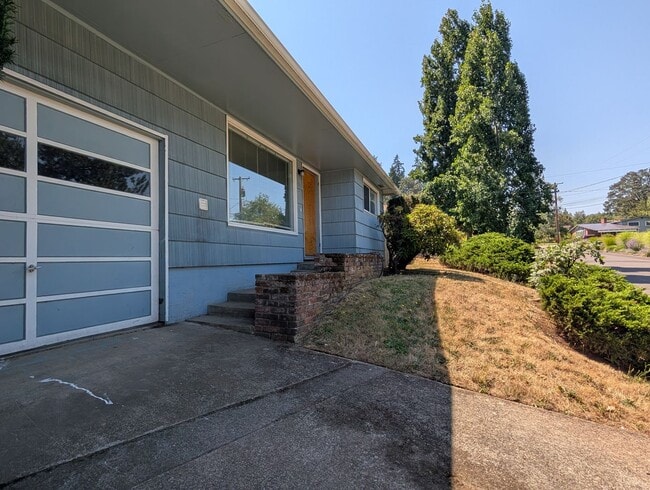 Photo - 690 E 39th Ave