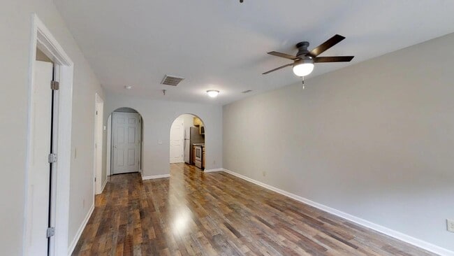 Photo - 1555 W King St