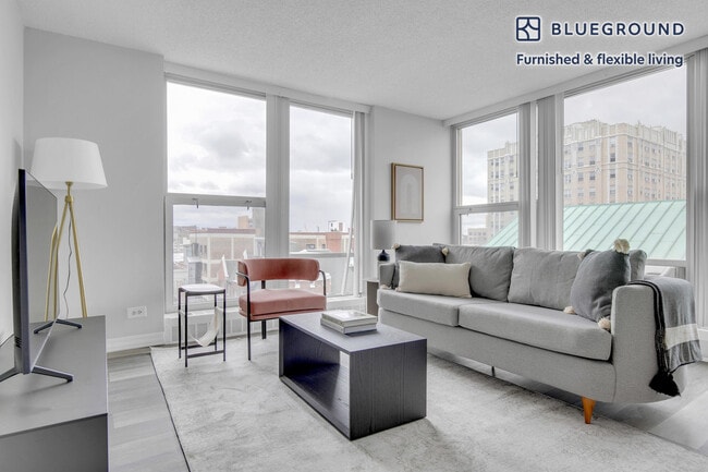 Building Photo - 5600 N Sheridan Rd Rental