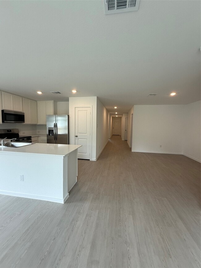 Photo - 335 Parkin Ct