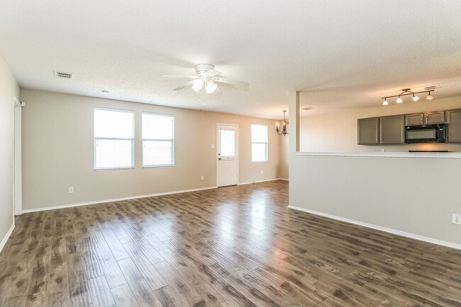 Photo - 321 Daisy Ln