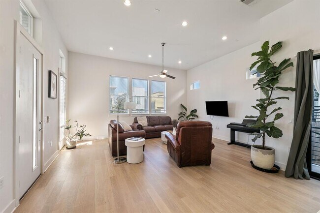 Photo - 6101 Florencia Ln