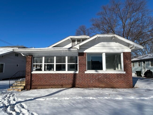 Building Photo - 205 Winter-E