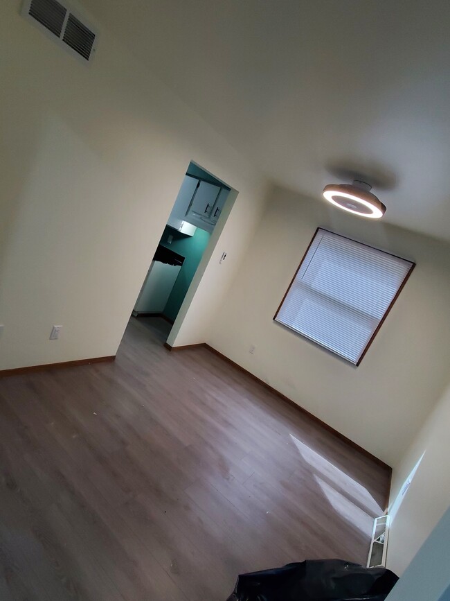 Amplia sala de estar - 1863 Wisconsin St