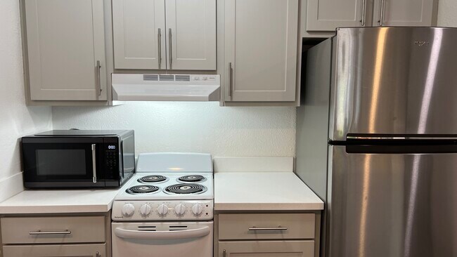 Building Photo - 1065 University Ave