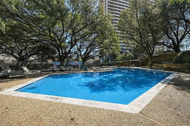 Photo - 3883 Turtle Creek Blvd Unidad 1712