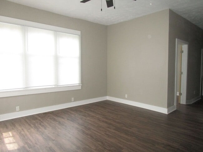 Building Photo - 706 E Jackson St Unit 1