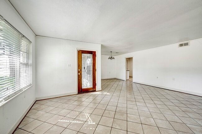 Photo - 5004 Holt St