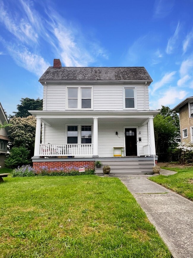 Building Photo - 2806 Hawthorne Ave Unit 2