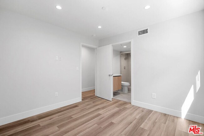 14804 1/2 Vanowen St