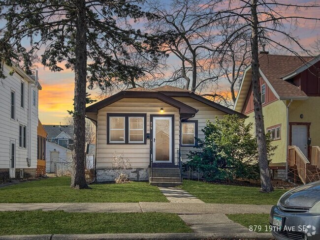 Building Photo - 879 19th Ave SE Rental