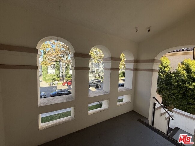 211 S Arnaz Dr