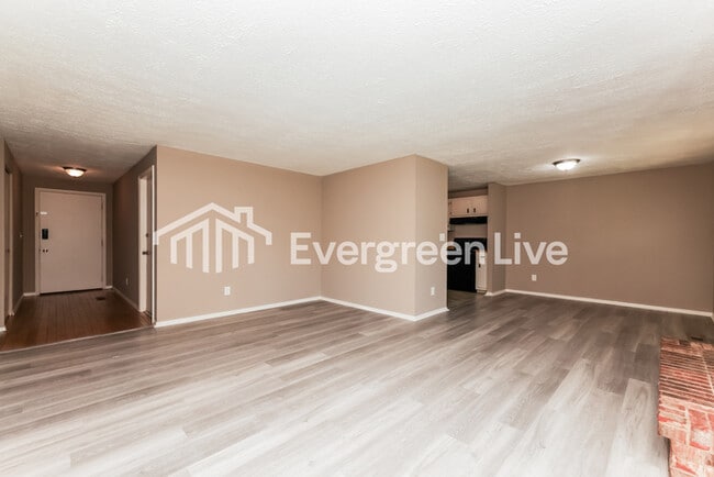 Photo - 4911 Larchview Dr
