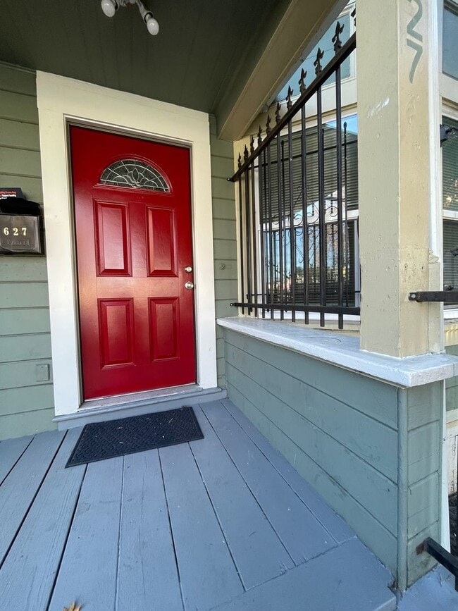 Building Photo - Large Lower Unit 627