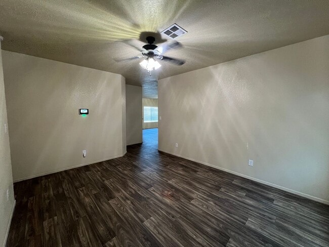 Photo - 4 BEDROOM HOME!