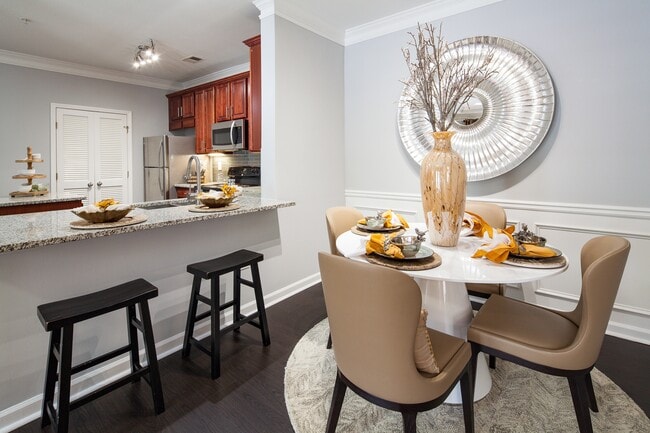 Building Photo - Oaks at Sugarloaf