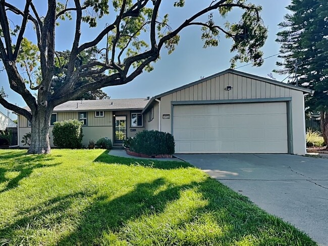 Building Photo - Holbrook Heights 3/2 Home Available Now!