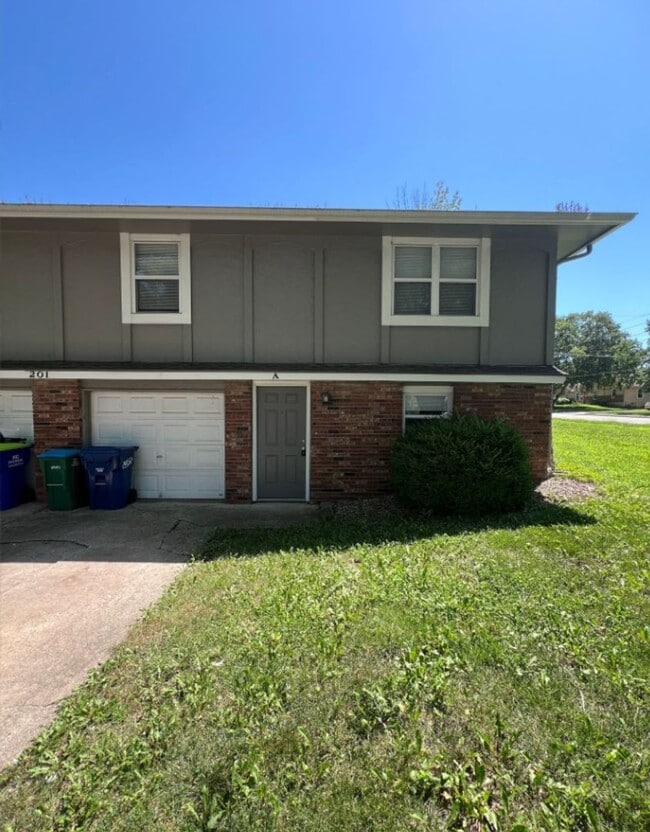 Building Photo - Spacious Split Level Duplex in Lee’s Summit! Rental