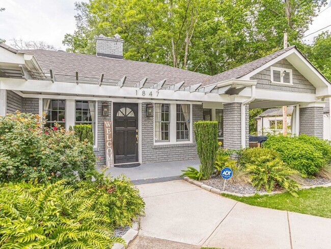 6 Bedroom Single Family Home in College Park - 6 Bedroom Single Family Home in College Park
