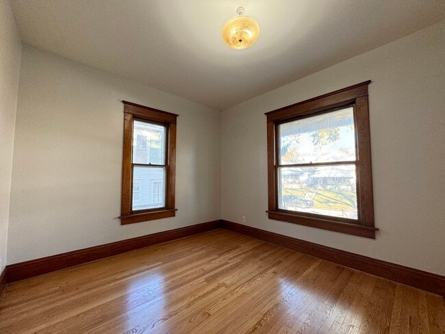 Photo - 617 Splitlog Ave