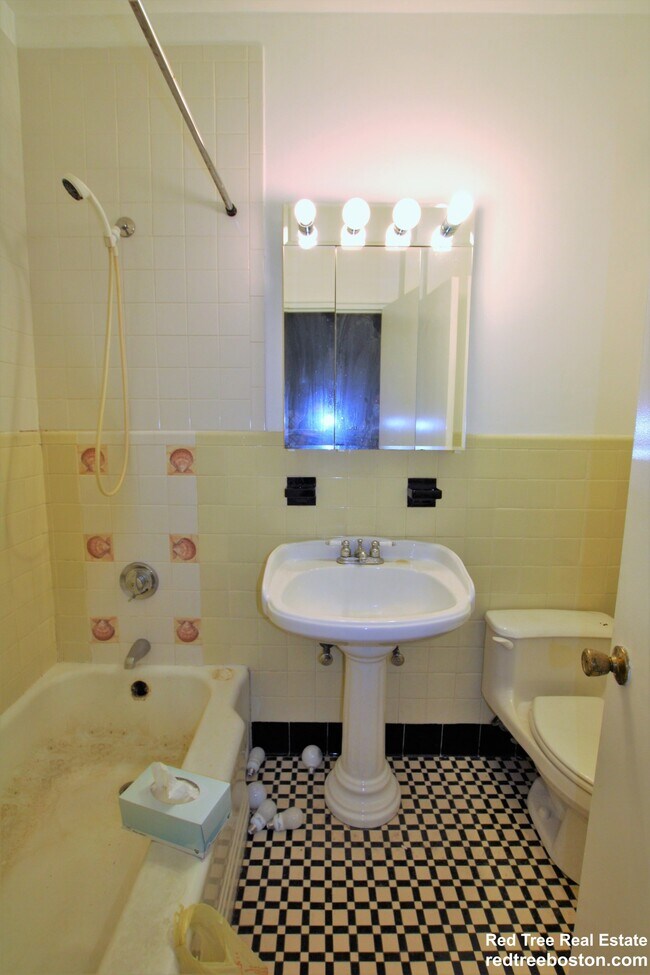 Photo - 573 Washington St