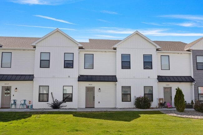 Building Photo - AMMON 3 BED 2 BATH TOWNHOME WITH 2 STALL G...