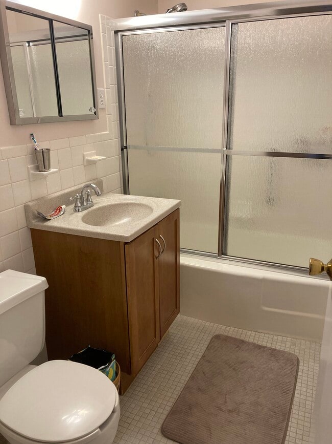 Master bath - 893 Farmington Ave Unit 5H