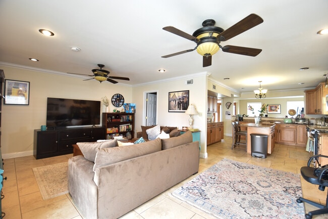 Photo - 6749 General Haig St