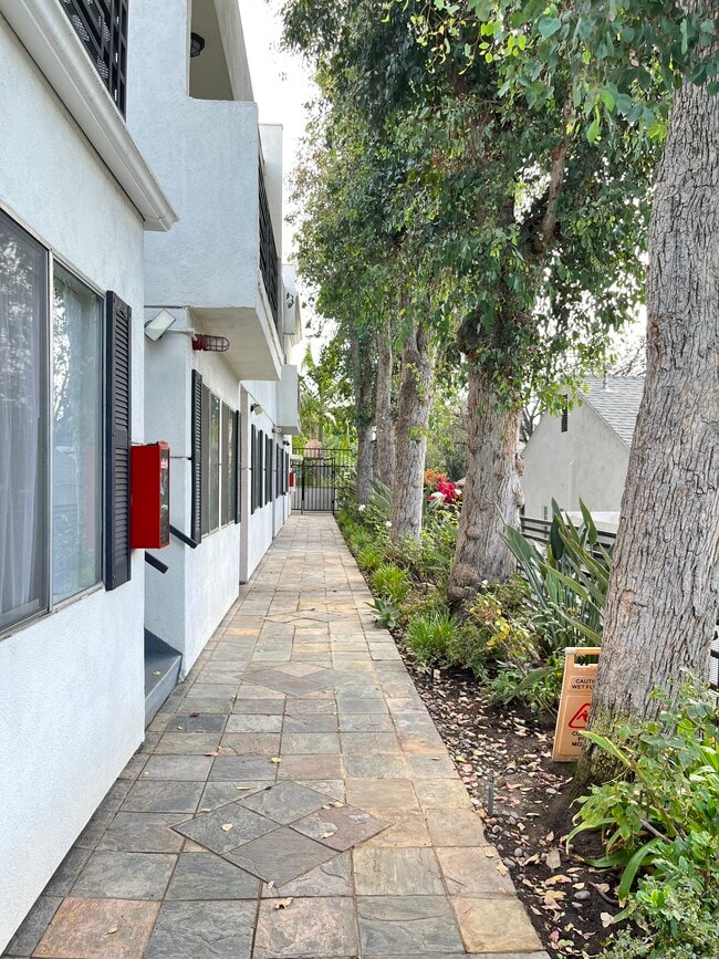 Chateau Studio Village Apartments