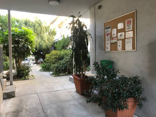 Building Photo - 6705 De Longpre Ave Unit 12 Rental