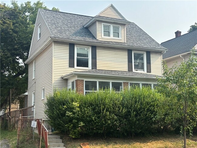 Building Photo - 98 Fairbanks St Rental