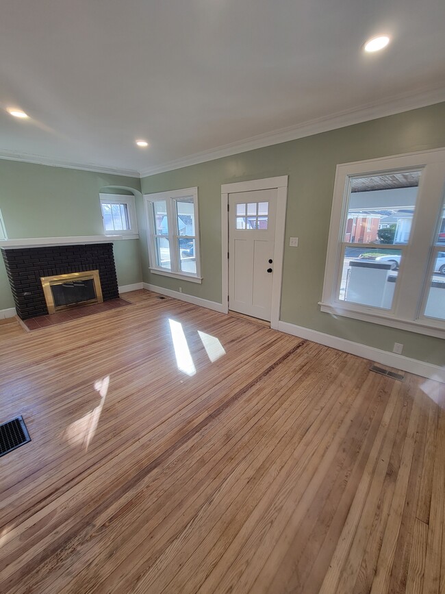 Living Room - 644 S Englewood Ave