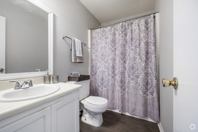 2BR, 1.5BA - 1,100SF - Bathroom