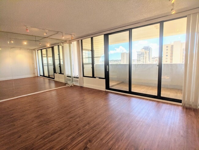 Photo - Sweeping Views from this partially furnished 1 Bed 1 Bath Condo w/ 1 Covered Parking Unidad 2403