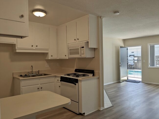 Unidad de 1 dormitorio: cocina y vista parcial de la sala de estar - 20425 Anza Ave