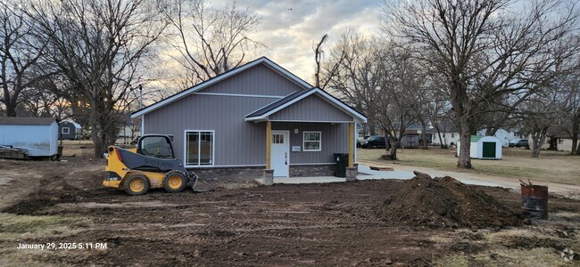 Building Photo - 725 S Griffith Ave Rental