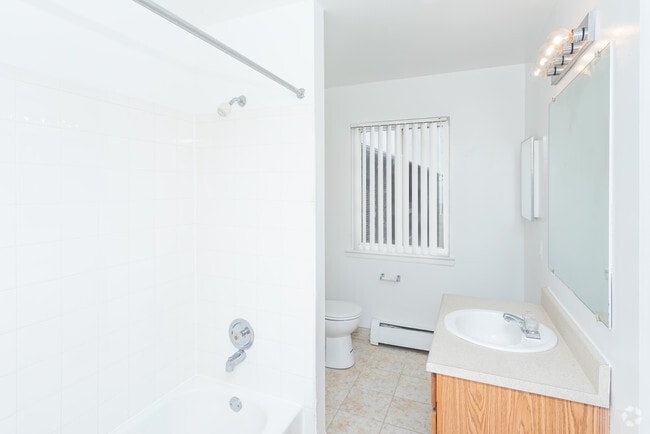 1BR, 1BA - 950 SF