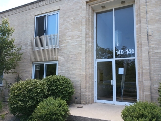 Building Photo - 140 Green Bay Rd Unit 2