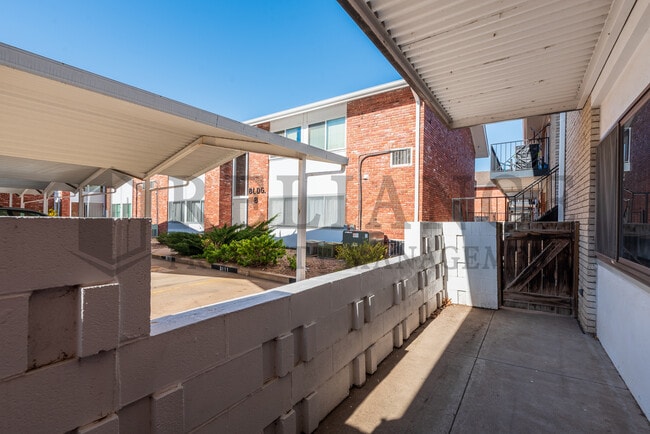 Photo - 1201 W River Blvd