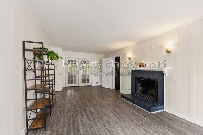 Photo - 652 Bantry Ln