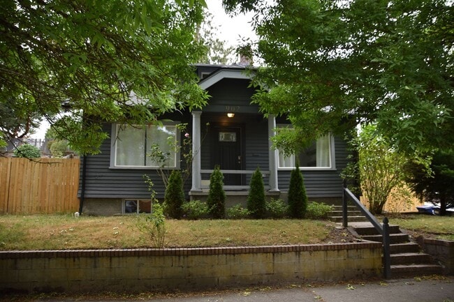 4 bedroom 4 Bath! Updated Kitchen and Bath... - 4 bedroom 4 Bath! Updated Kitchen and Bath... House