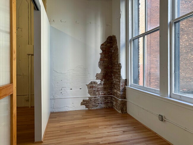 Detrás de la puerta corrediza al salir del ascensor. - 945 Liberty Ave Unidad 300