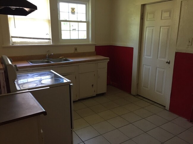Photo - 1066 Greenlaw Ave