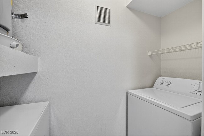 Building Photo - 1150 N Buffalo Dr Unit 1067