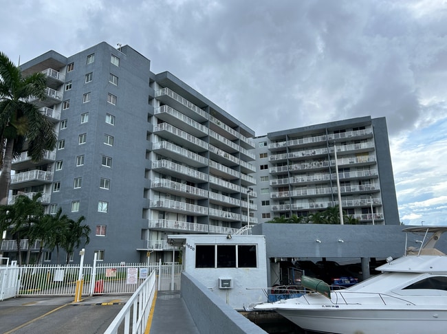 Building Photo - 1800 NW 24th Ave Unit 915