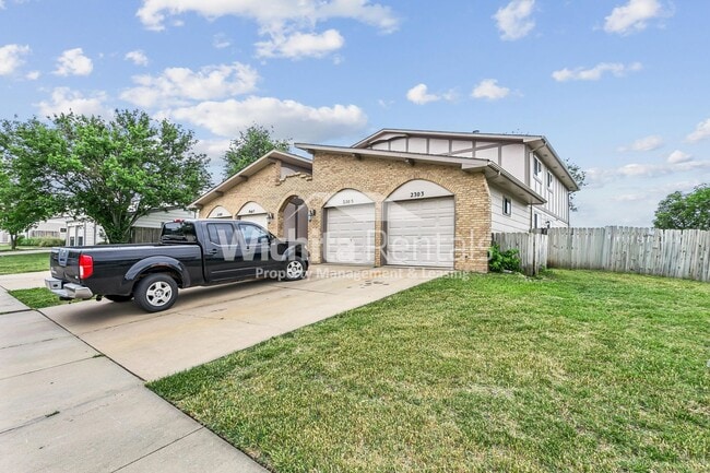 Building Photo - 2303 S White Oak Dr Unit 1
