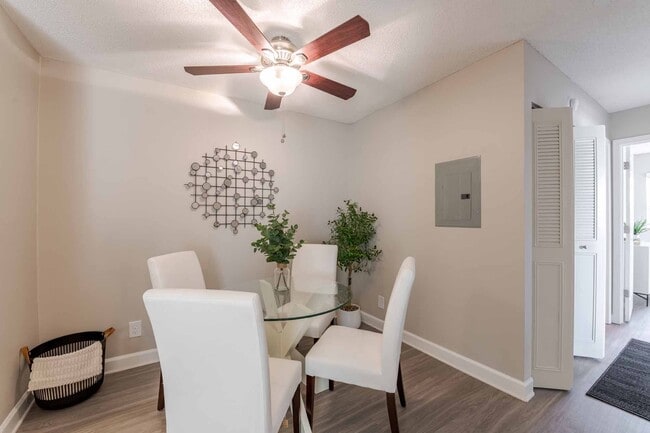 Dining area - Collins Crossing