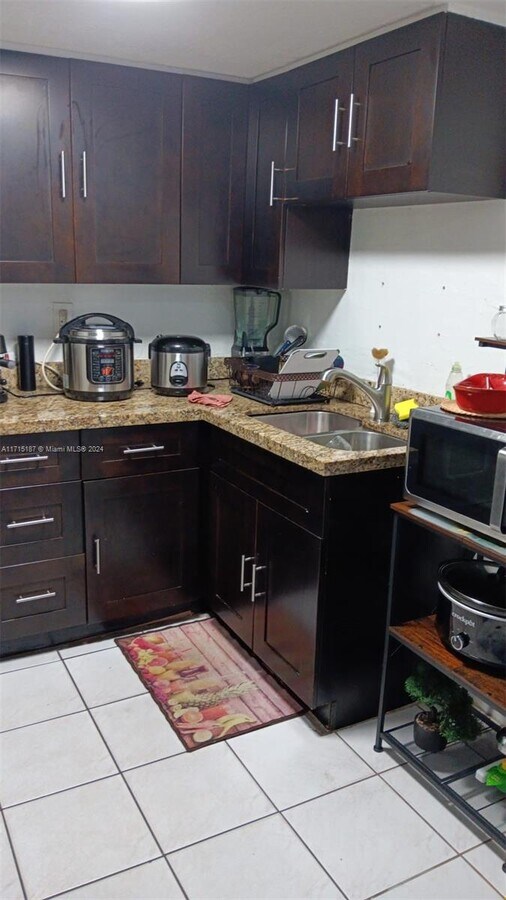 Photo - 1230 W 54th St Apartamento Unidad 102A