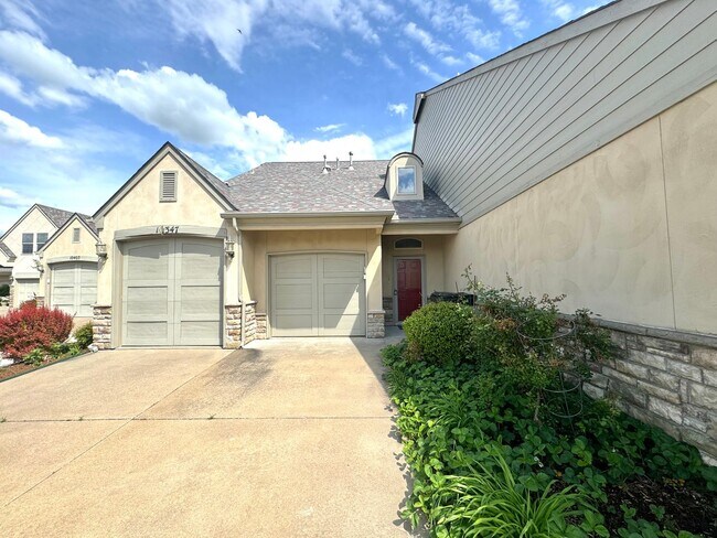 Stunning 2 bedroom 2 bathroom townhome in ... - Stunning 2 bedroom 2 bathroom townhome in ...